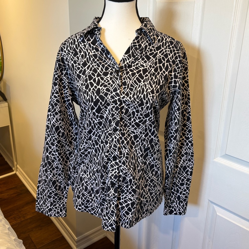 🌷Chico’s No-Iron Black White Abstract Print Button Down Shirt Medium 3/$30